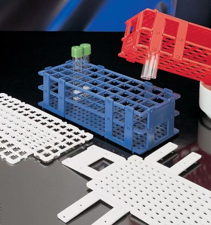 Kémcsőállvány szögletes lyukakkal, rejtett fogórésszel