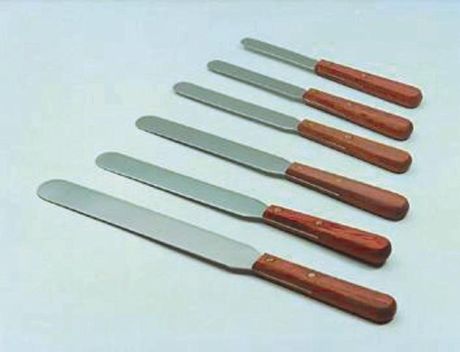 Pharmacy spatula with wooden handle